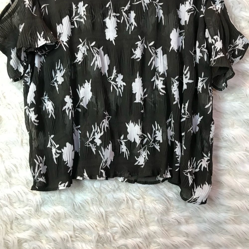 ❤️SALE❤️Bobeau Blouse Sheer cold shoulder Black & White, ruffle sleeves, size L - Picture 7 of 12